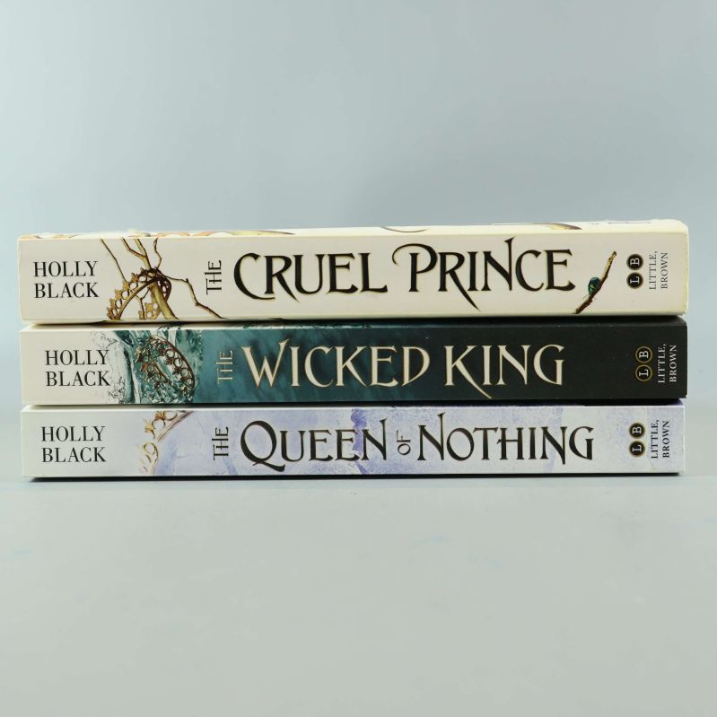 Bokryggarna för The Cruel Prince, The Wicked King och The Queen of Nothing staplade