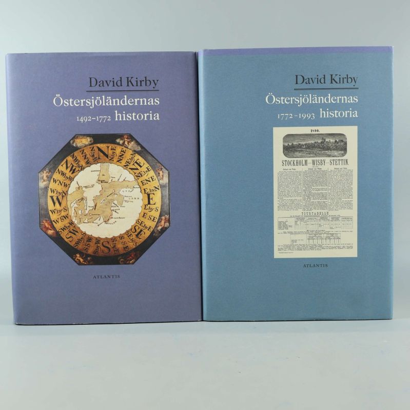 Framsidor av två böcker Östersjöländernas historia av David Kirby, blå omslag