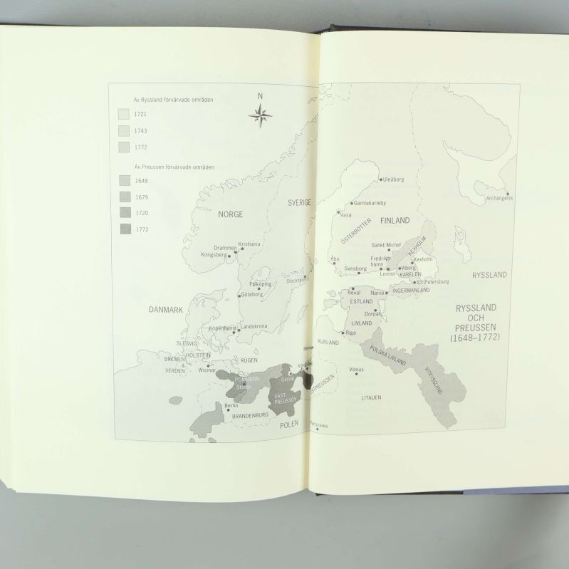 Uppslag med karta över norra Europa och Östersjön ur boken