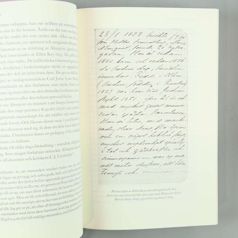 Uppslag med handskriven anteckning och tryckt svensk text ur boken