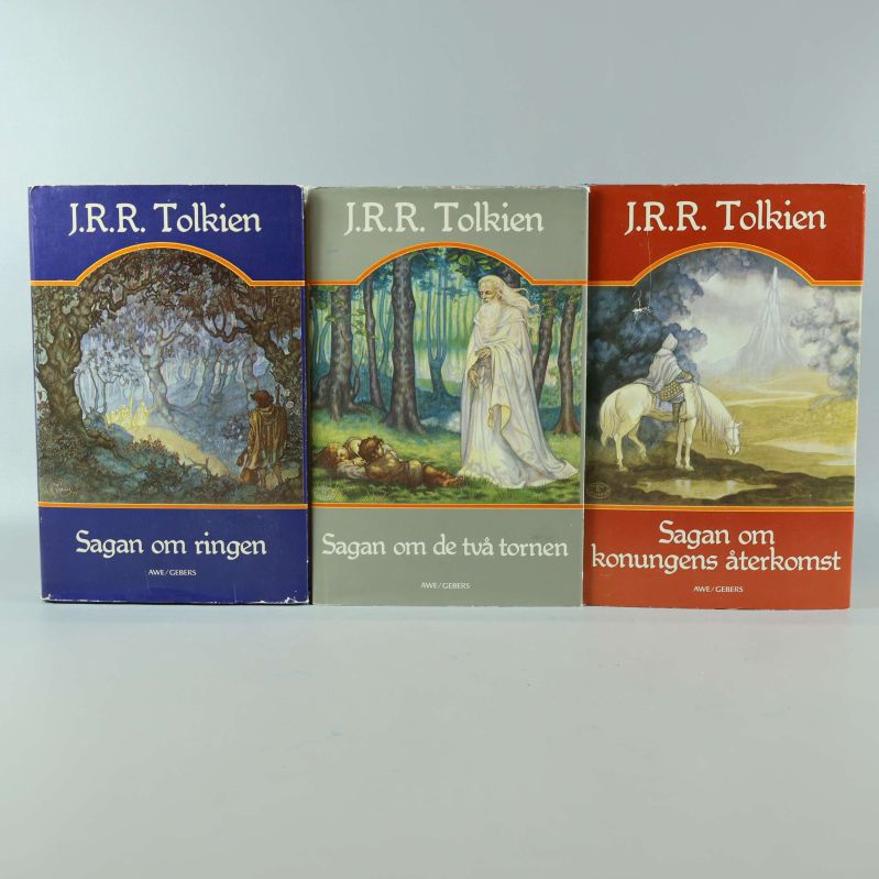 Tre böcker av J.R.R. Tolkien med färgglada omslag Sagan om ringen-trilogin