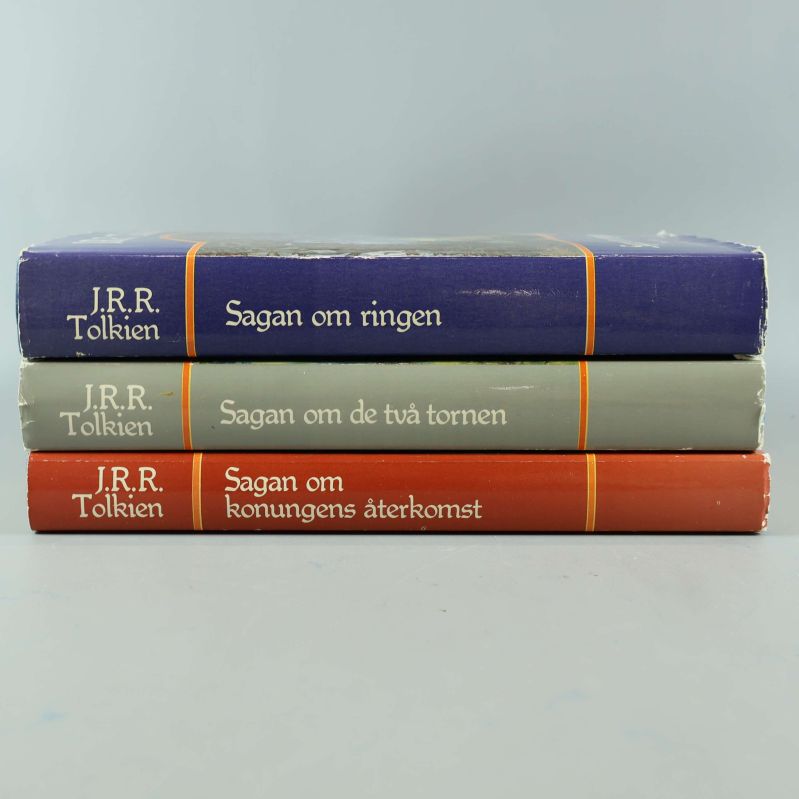Ryggar på tre böcker av J.R.R. Tolkien i Sagan om ringen-serien