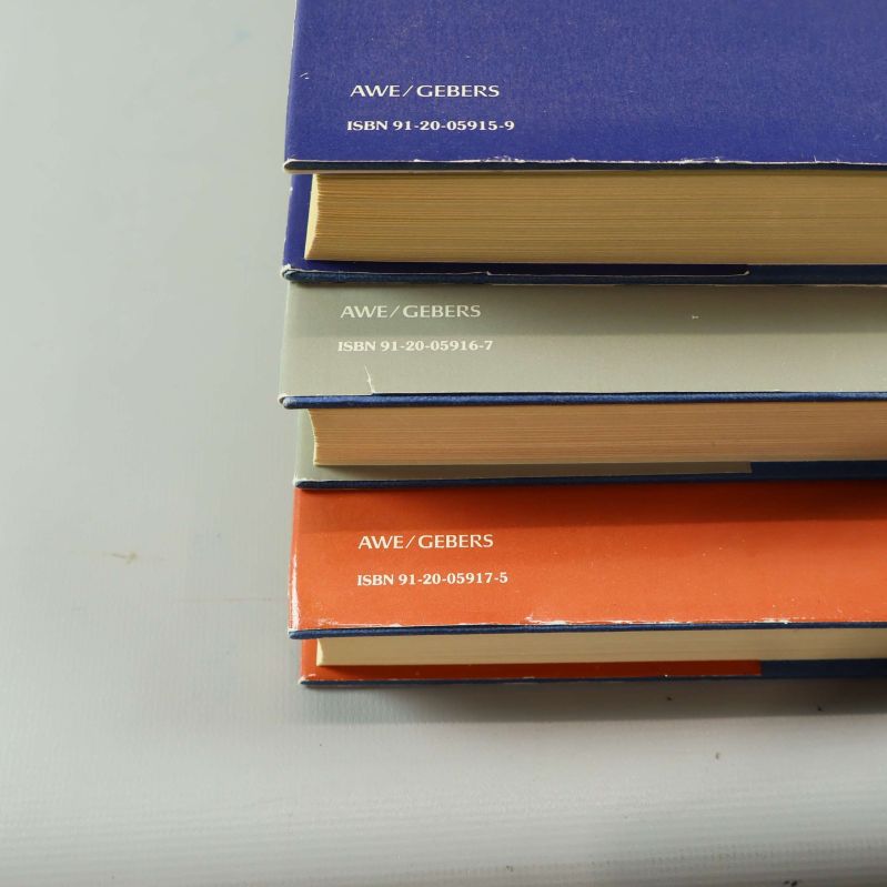 Nederkant av böcker med tydliga ISBN-nummer och förlag Awe/Gebers