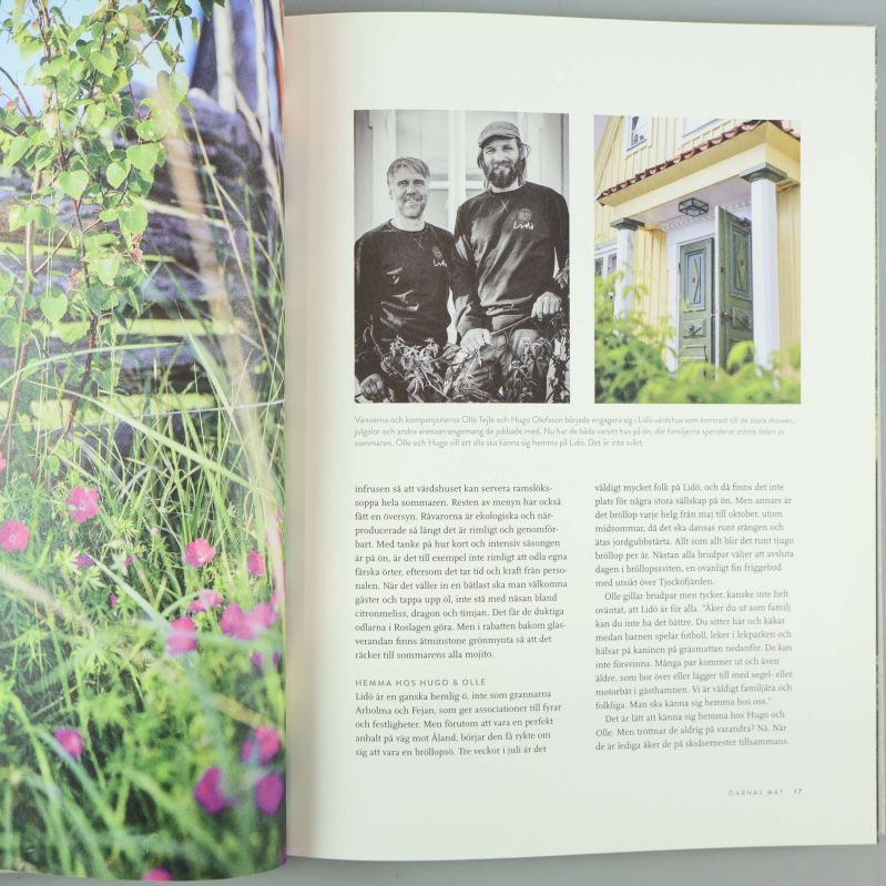 Uppslag ur boken med naturbild och svartvit porträttbild av två personer