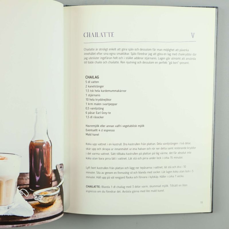 Uppslag med recept på chailatte inklusive ingredienslista och instruktion
