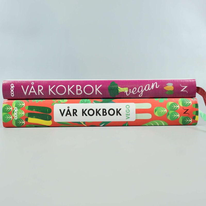 Rygger på Vår kokbok vegan och Vår kokbok vego med titlar och illustrationer
