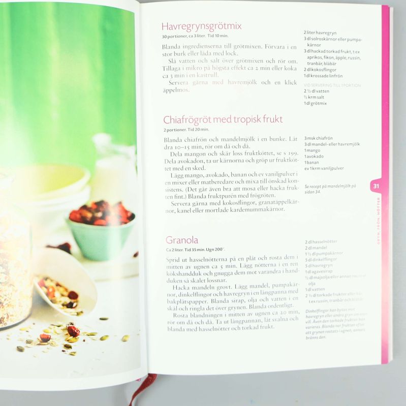 Uppslag ur Vår kokbok med recept på havregrynsgrötmix, chiapudding och granola