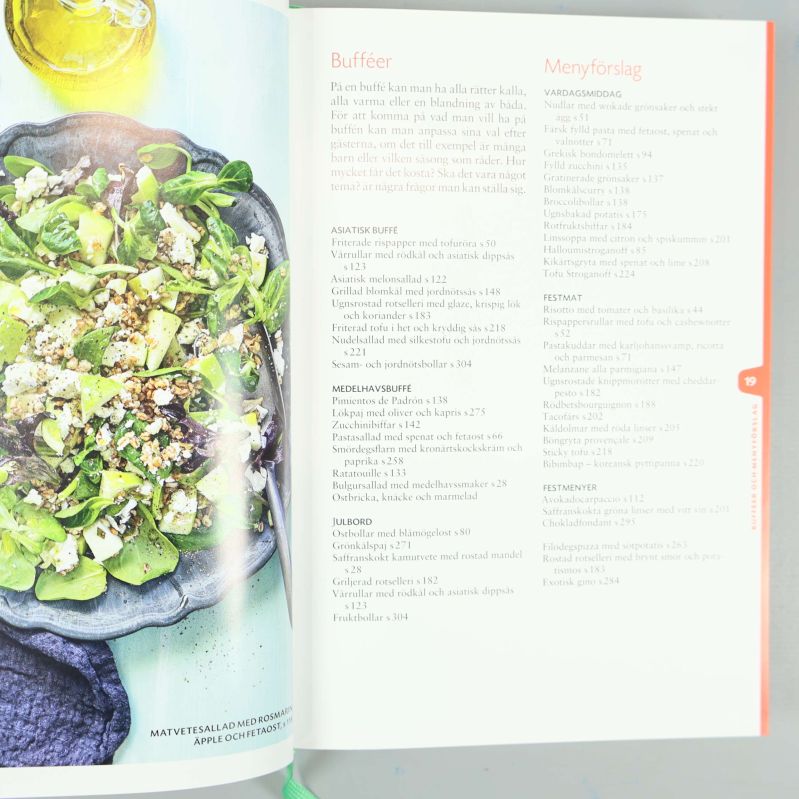 Uppslag med recept på buffémat och menyförslag i Vår kokbok