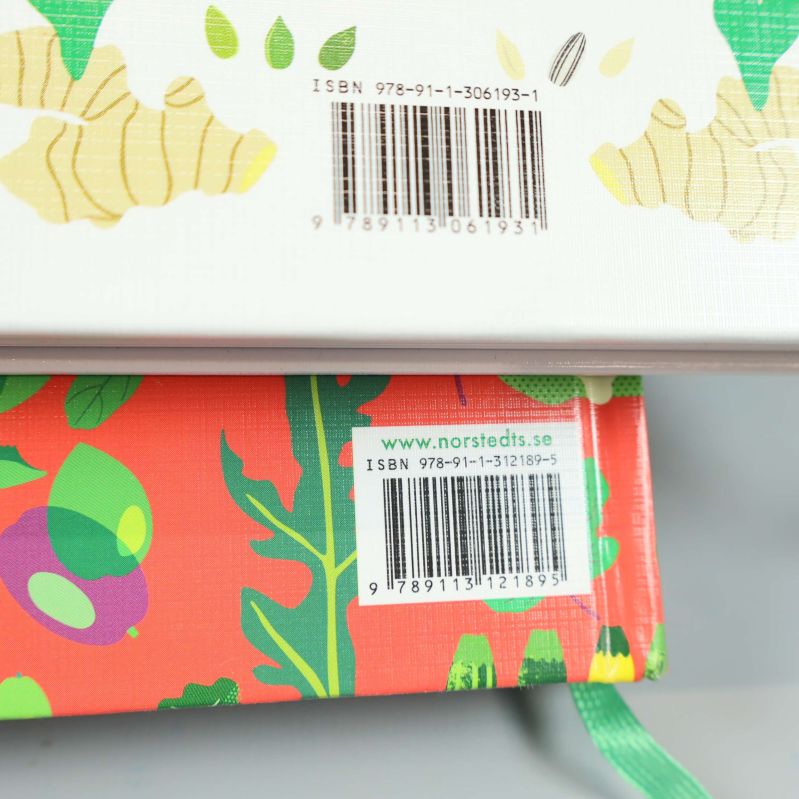 Närbild på ISBN-streckkoder på baksidan av Vår kokbok vegan och vego