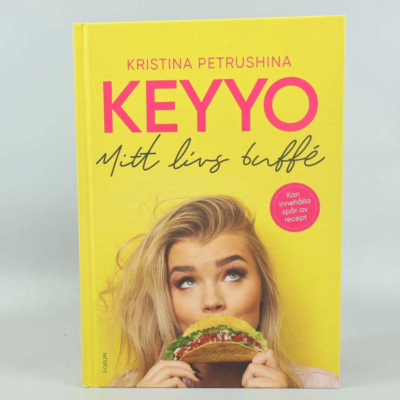 Framsida av boken Keyyo Mitt livs buffé med gul ton och kvinnoporträtt