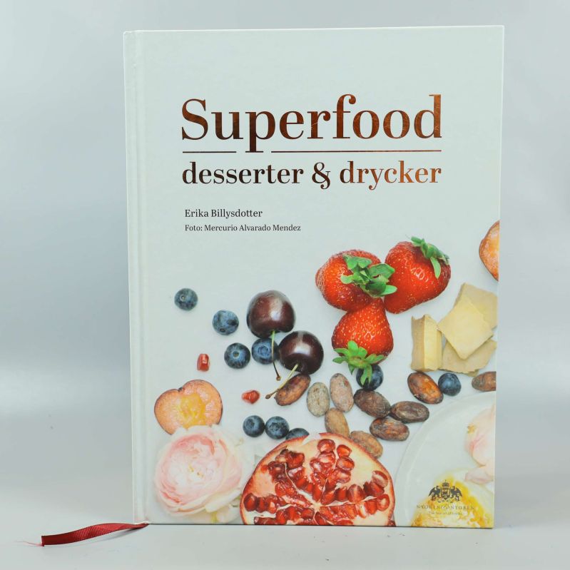 Framsidan av boken Superfood desserter & drycker, med färska bär och nötter