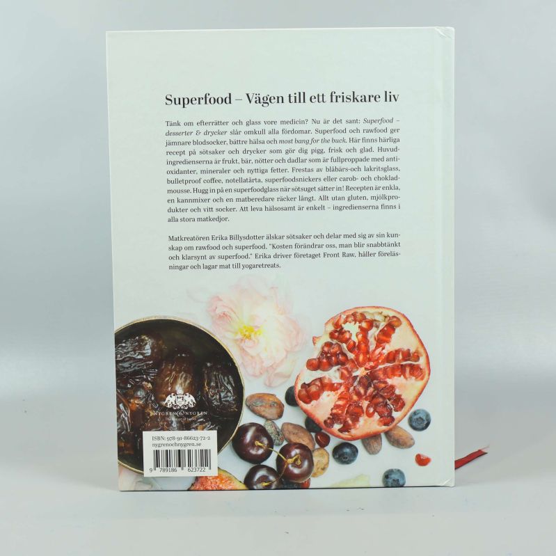 Bokens baksida med beskrivning och ingrediensbilder, samt synligt ISBN
