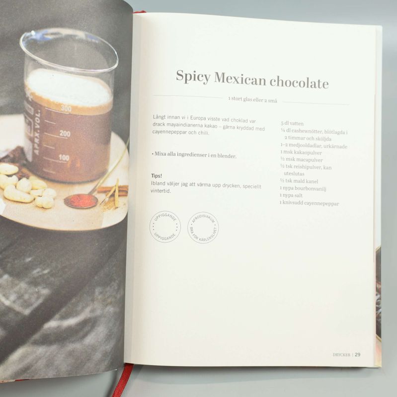 Uppslag med recept på Spicy Mexican chocolate och bild på drycken