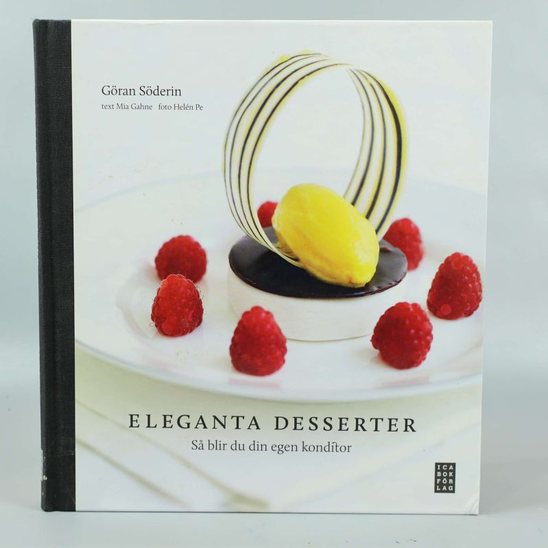 Framsidan av boken Eleganta desserter med elegant dessertupplägg
