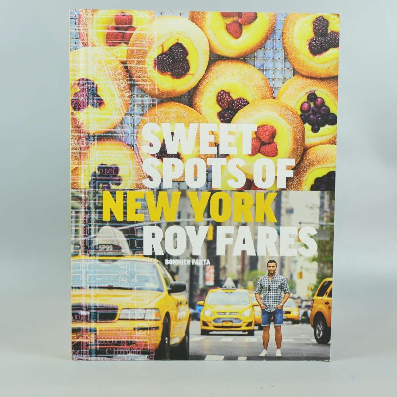 Framsidan av boken Sweet Spots of New York med bakverk och gula taxibilar