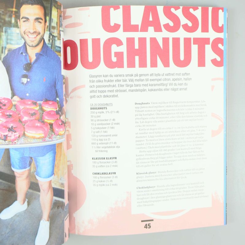 Uppslag med recept och ett foto på Roy Fares med rosa doughnuts