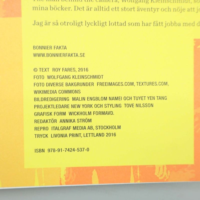 Närbild på ISBN och tryckinfo längst ner på baksidan av boken