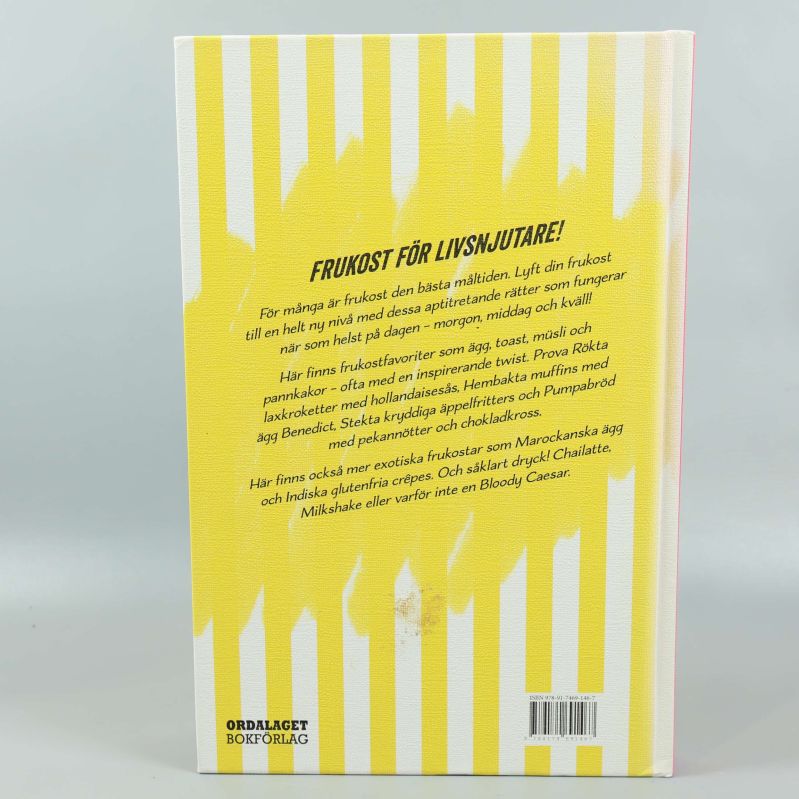Bokens baksida med gulvit design och beskrivande text om innehåll