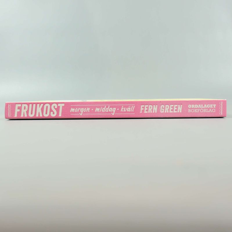 Bokrygg med rosa bakgrund och vit text med titel och författare