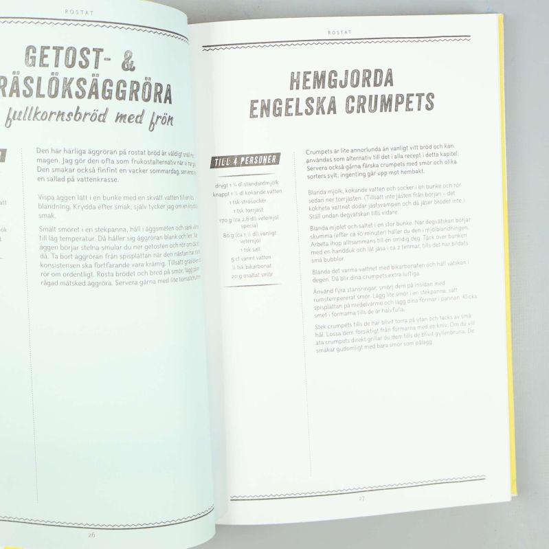Uppslag med recept på getost- och gräslöksäggröra och engelska crumpets