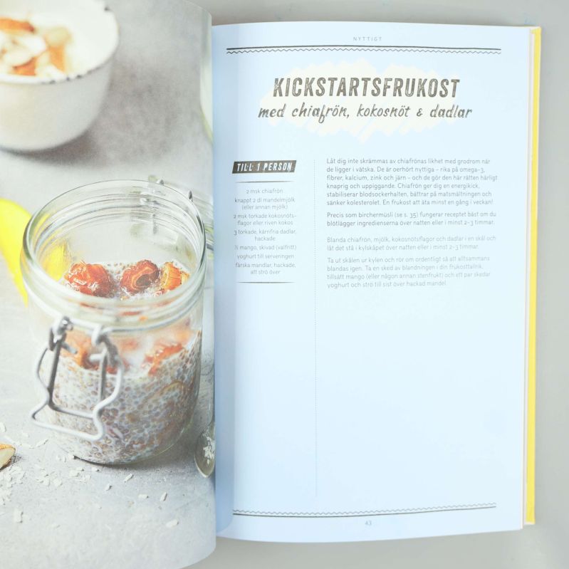 Uppslag med recept på kickstartsfrukost med chiafrön och bild på servering