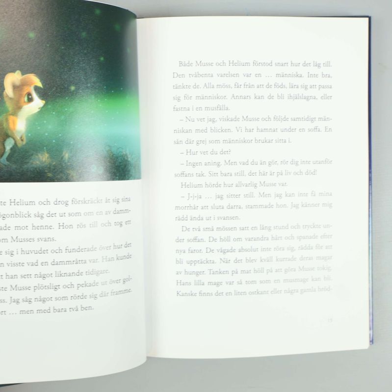 Uppslag från bok med illustration och svensk text om Musse & Helium