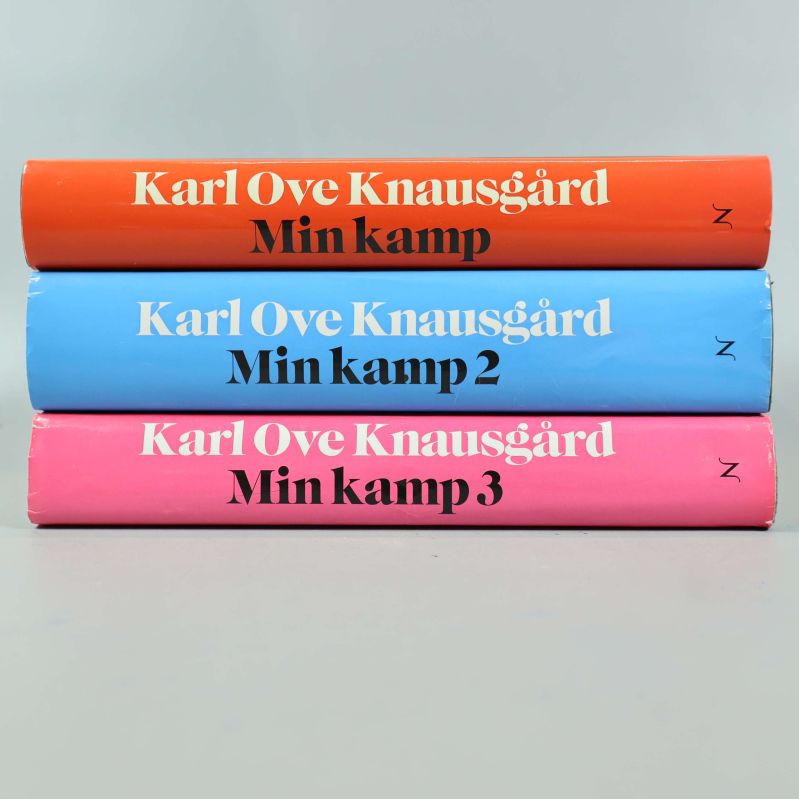 Ryggarna på alla tre Min kamp böcker staplade på varandra