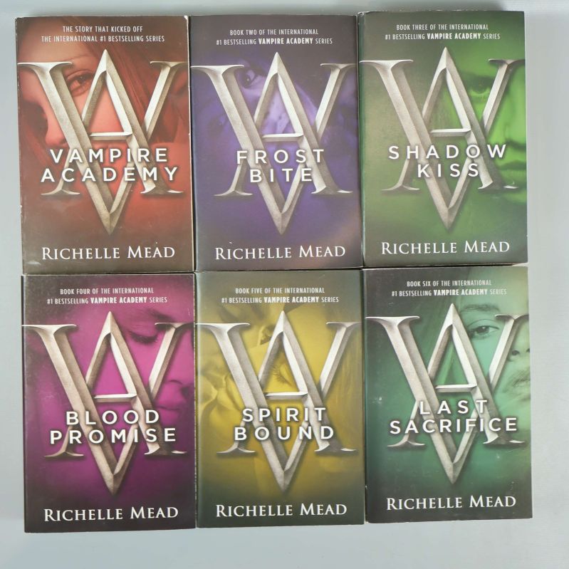 Framsidor på sex böcker i Vampire Academy-serien av Richelle Mead