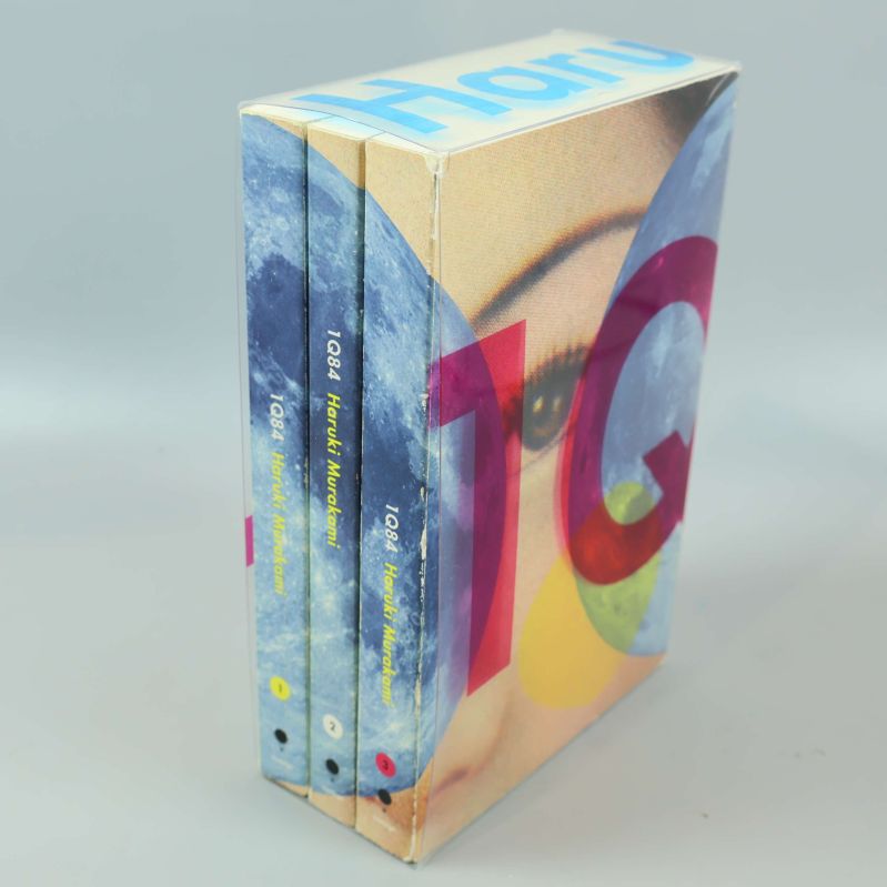 Tre böcker i 1084-boxen med skyddande kartongfodral, synlig framsida och rygg