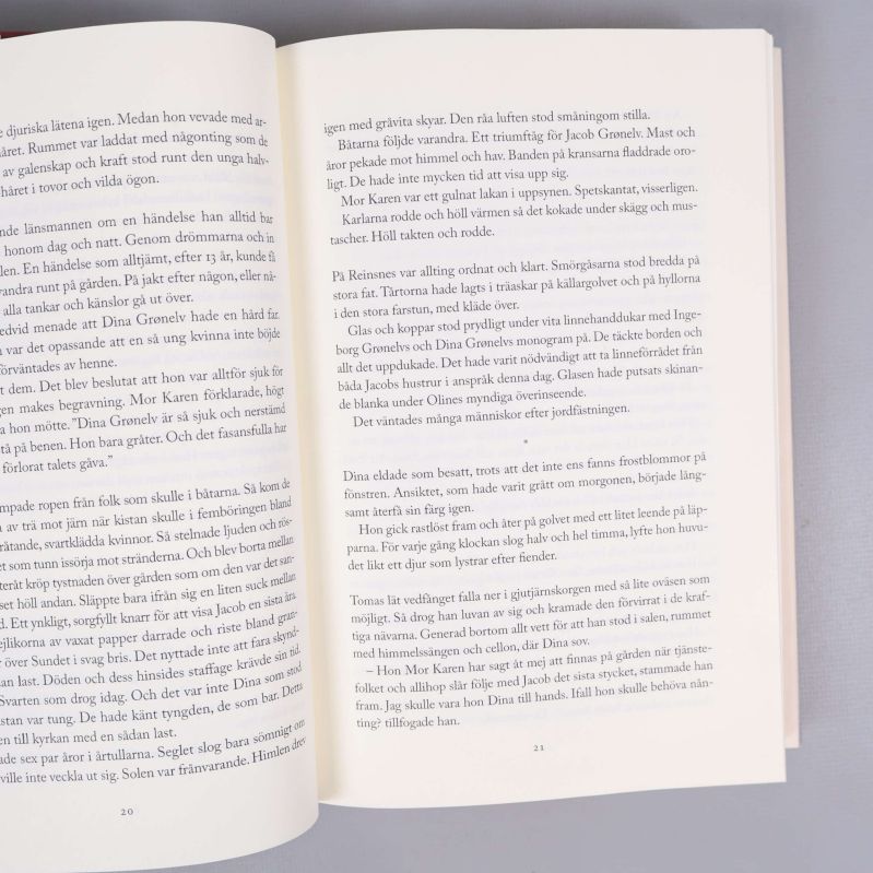 Uppslag ur en av böckerna med tydlig och lättläst text