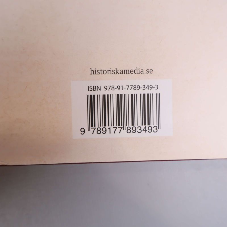 Närbild av ISBN 978-91-7789-349-3 på baksidan av en bok