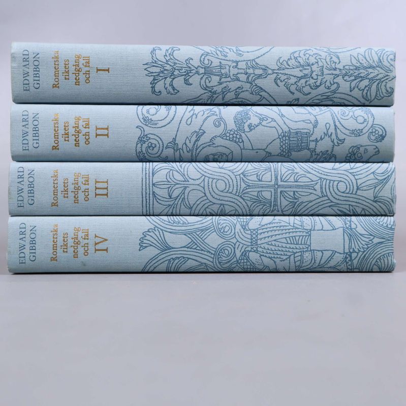 Fyrdelad bokrygg med guldtext och romerska siffror I-IV