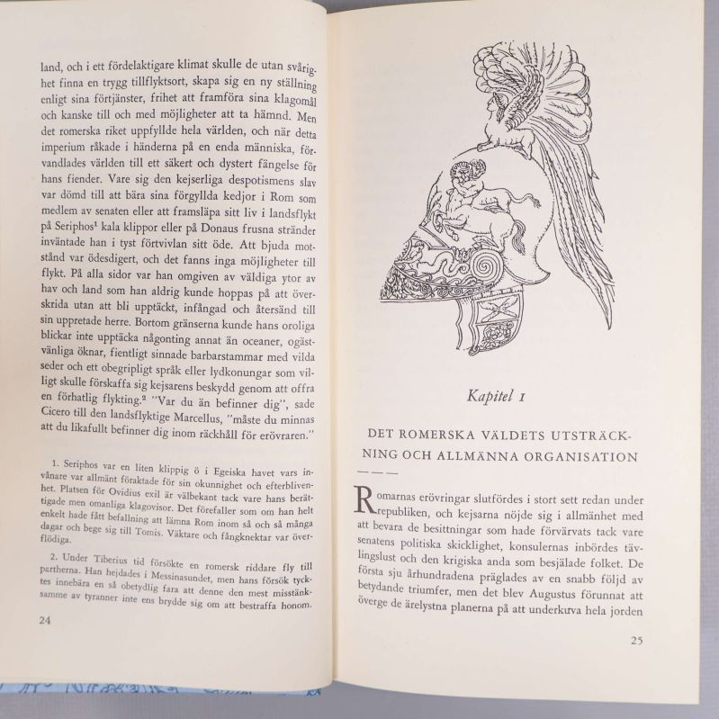 Uppslag ur boken med text och illustration av hjälm