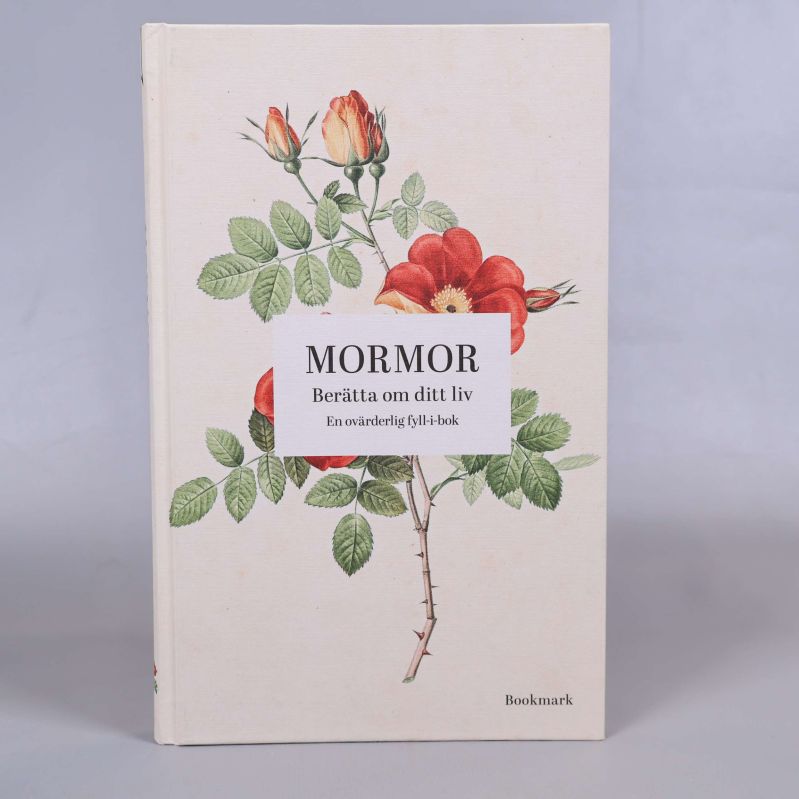 Framsida av boken Mormor Berätta om ditt liv med blommotiv