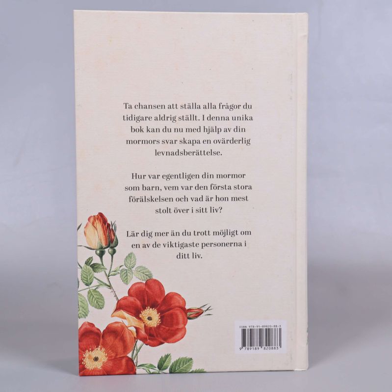 Baksida av boken Mormor Berätta om ditt liv med beskrivande text och blommor