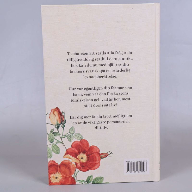 Baksida med beskrivande text och rödblommigt motiv samt streckkod och ISBN