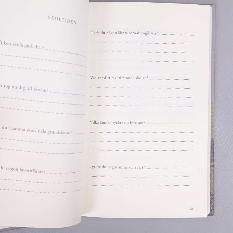 Uppslag från boken med frågor om skoltid och lärarupplevelser