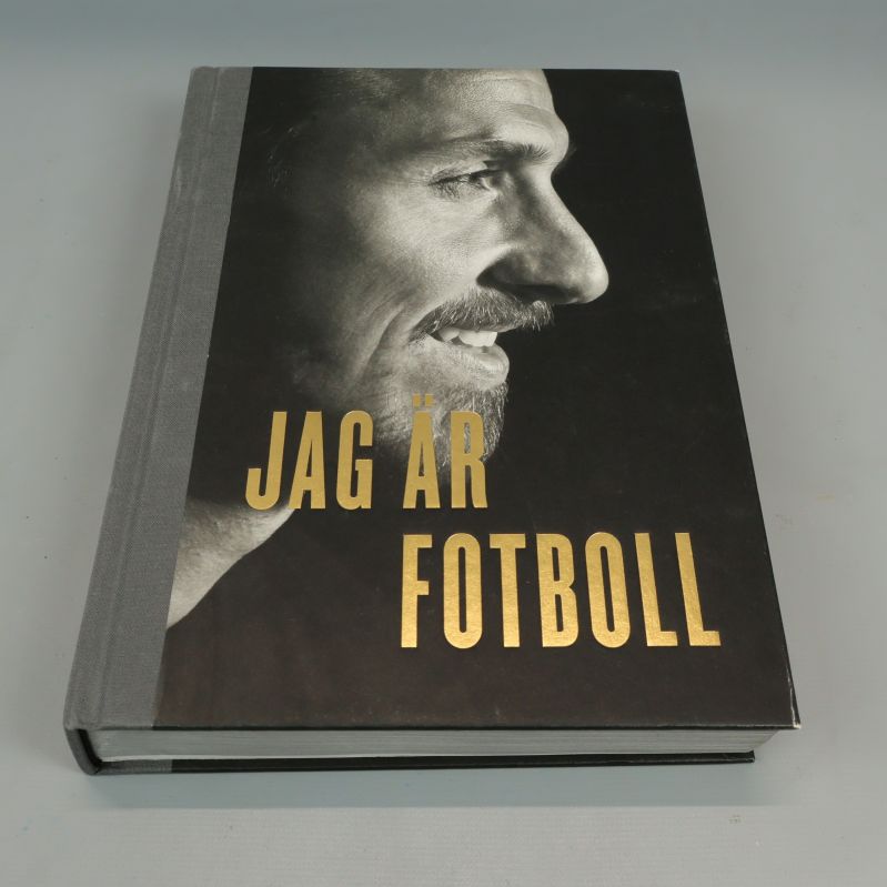 Omslag till boken Jag är fotboll med profilbild av Zlatan Ibrahimović och guldtext