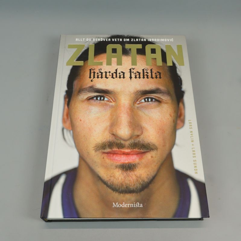 Framsida av boken Zlatan hårda fakta med porträtt av Zlatan Ibrahimovic