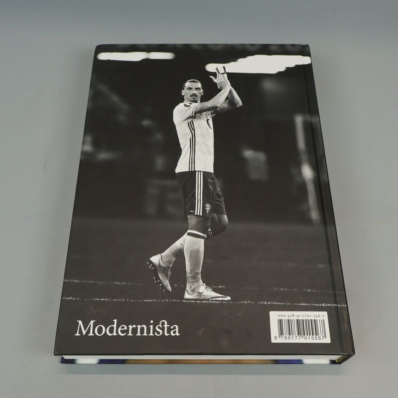 Baksida av boken Zlatan hårda fakta med svartvitt foto på Zlatan och ISBN
