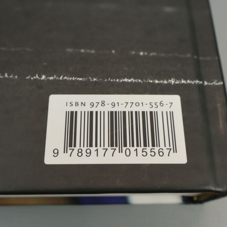 Närbild på ISBN-etikett bak på boken Zlatan hårda fakta