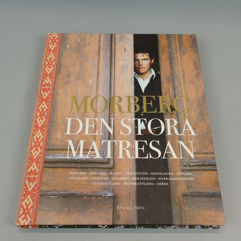 Framsidan av boken Morberg den stora matresan med trädörr och porträtt