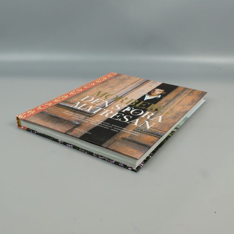 Boken Morberg den stora matresan lätt öppnad och liggande på sidan