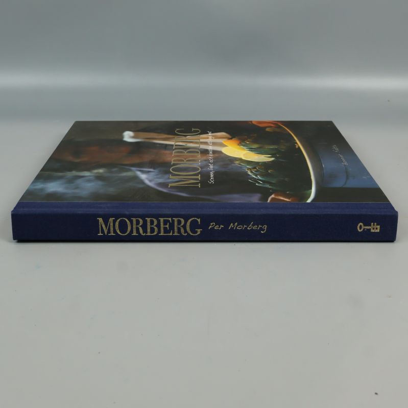 Boken Morberg liggande med ryggen mot kameran