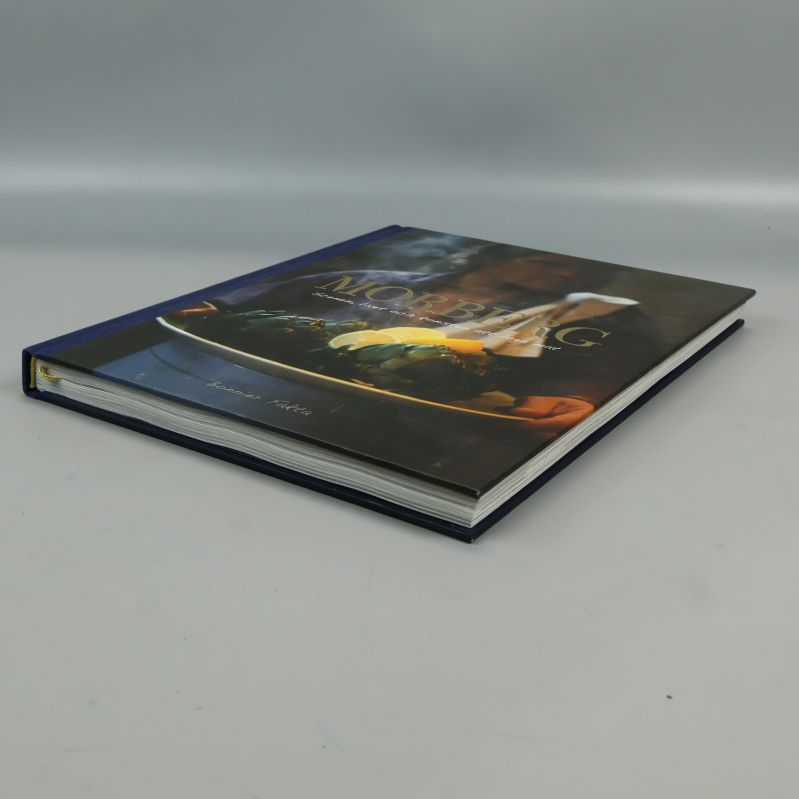 Morberg-boken fotograferad diagonalt från framsidan
