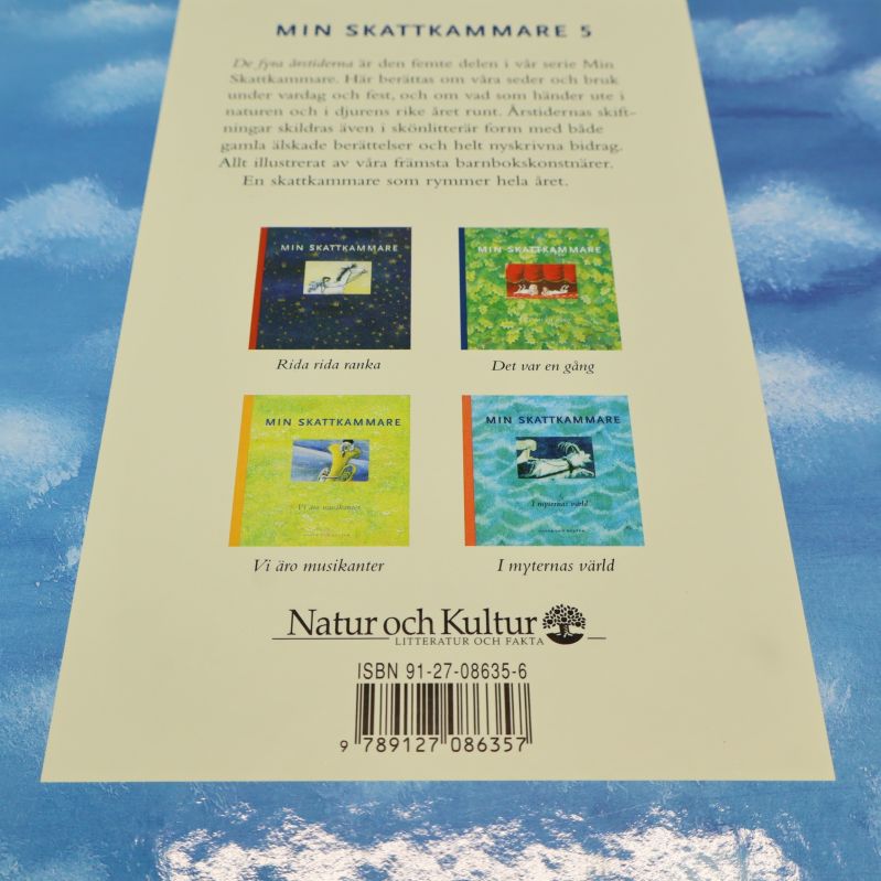 Närbild på baksidan av Min skattkammare 5 med ISBN och små bokbilder