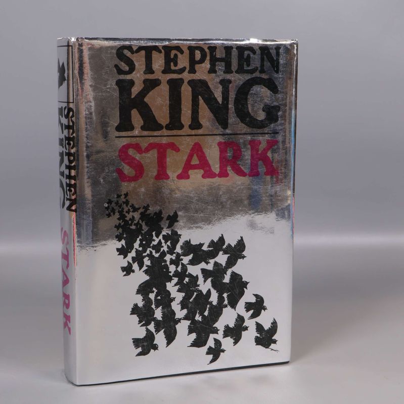 Framsida av boken Stark av Stephen King med silveromslag och svart rosa text