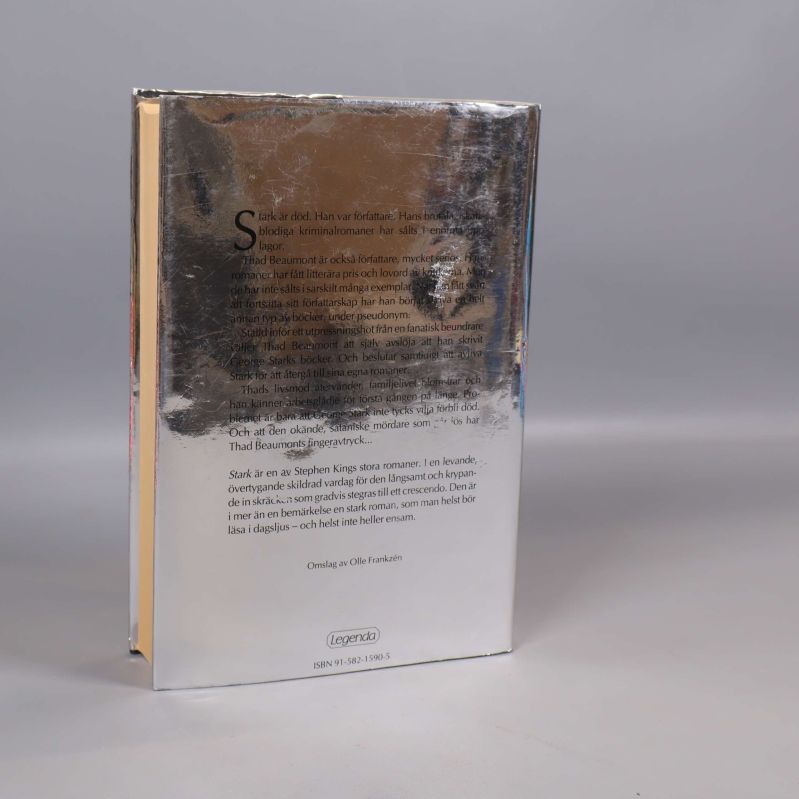Baksida av boken Stark av Stephen King med silverfärgat omslag och text