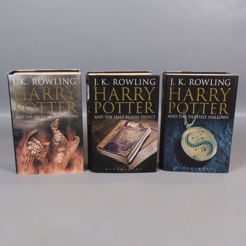 Tre Harry Potter-böcker staplade, översta med fågelmotiv på omslaget