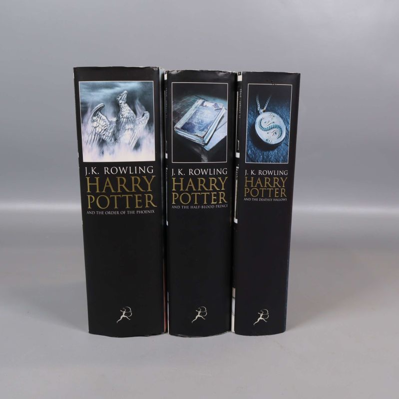 Tre Harry Potter-böcker stående med tydliga bokryggar